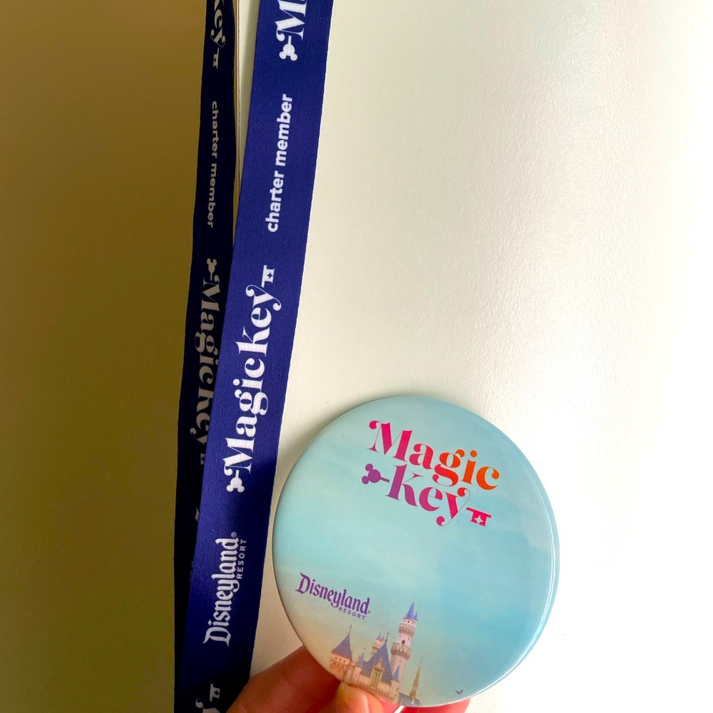 DISNEYLAND MAGIC KEY PIN AND LANYARD SET
